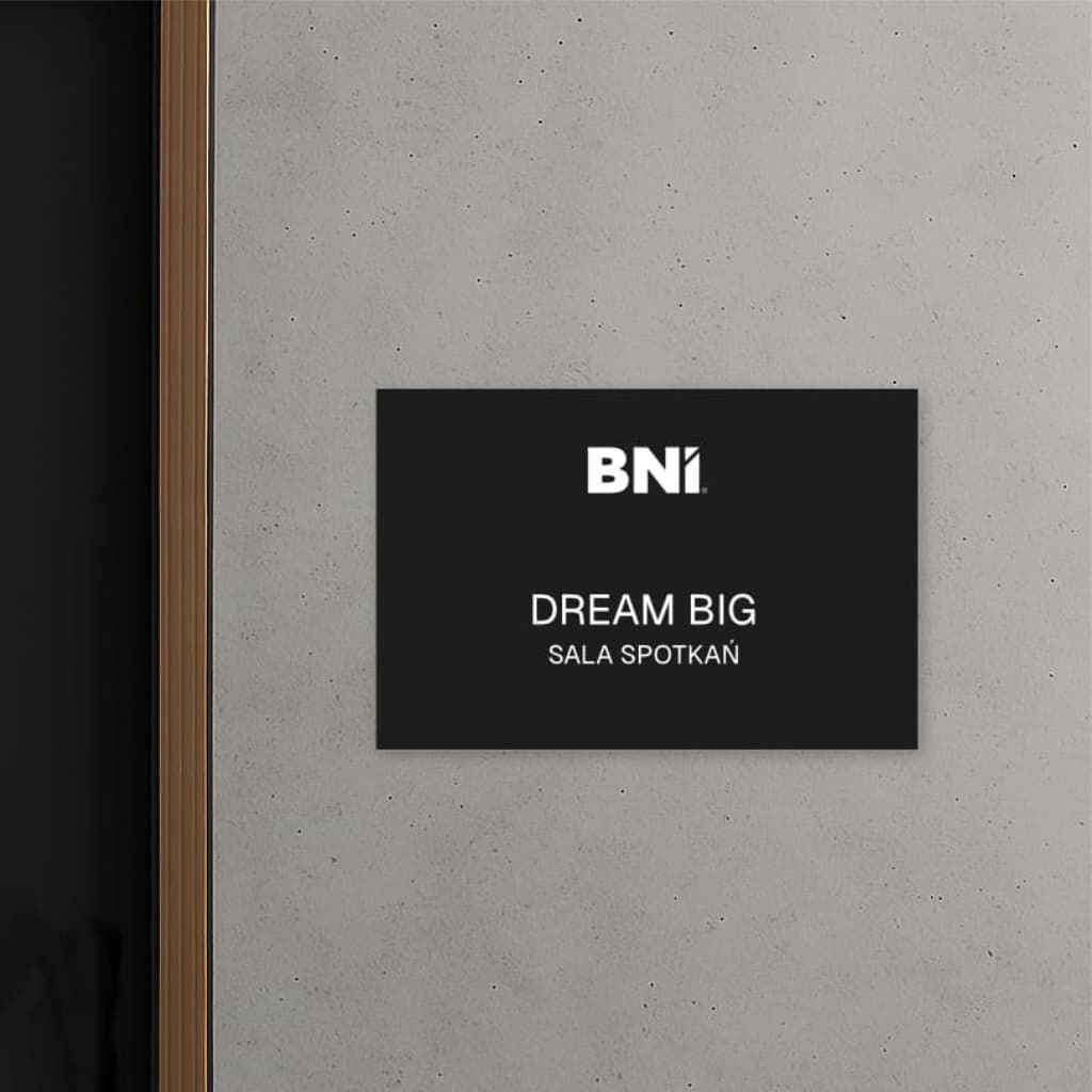 Tabliczka na drzwi do biura, wykonana z laminatu grawerskiego. Czarna z piktogramem.