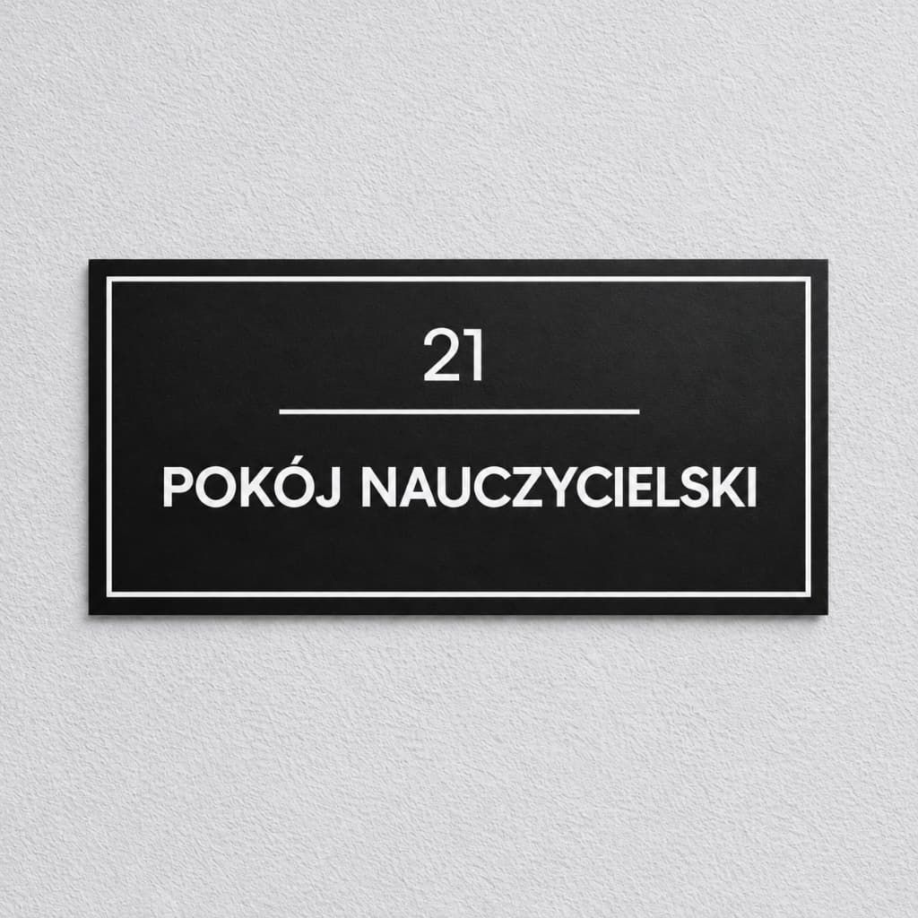 Czarna tabliczka na drzwi do szkoły z białym grawerem, numerem 21 i napisem Pokój nauczycielski