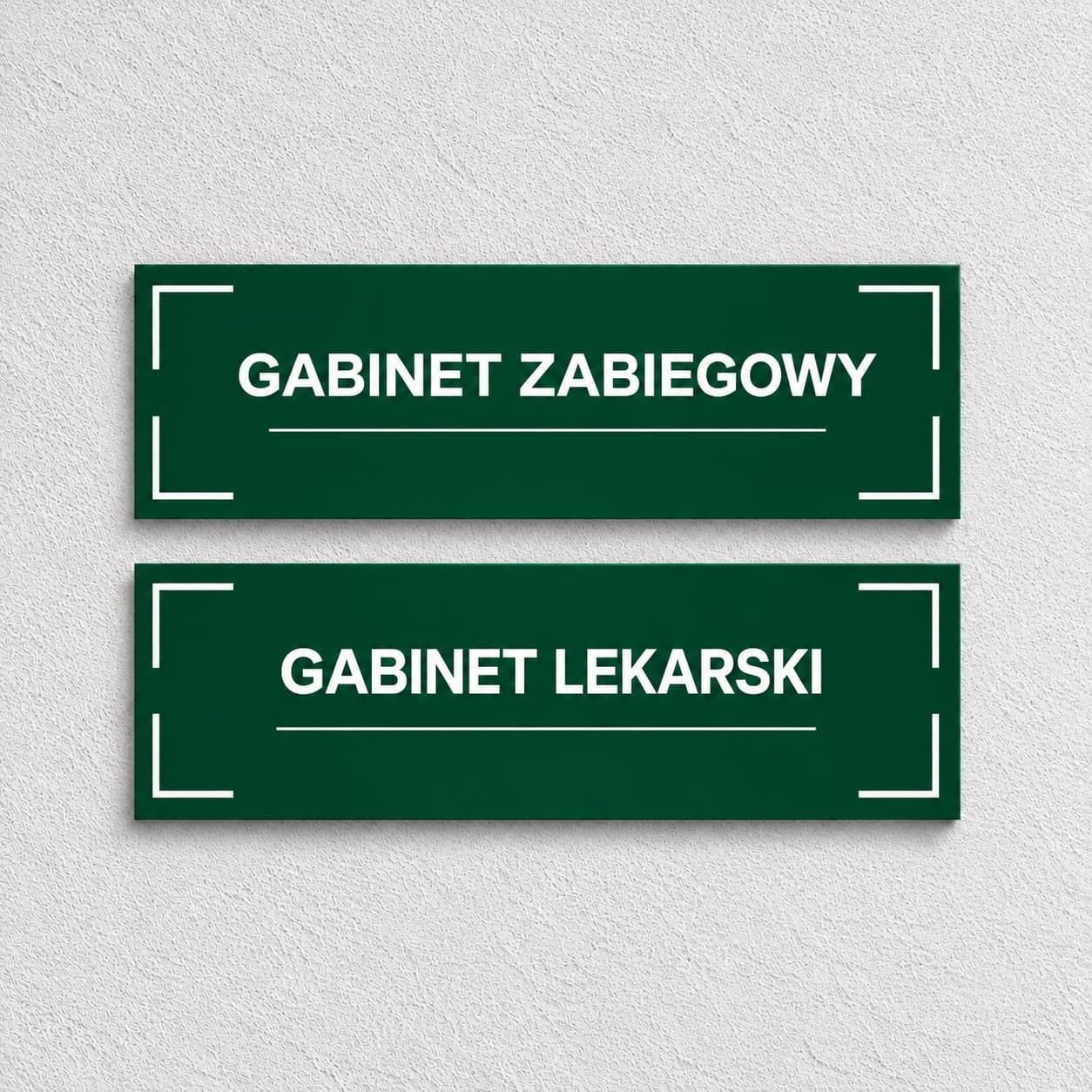 Zielone tabliczki na drzwi gabinetu lekarskiego i zabiegowego z białym grawerem