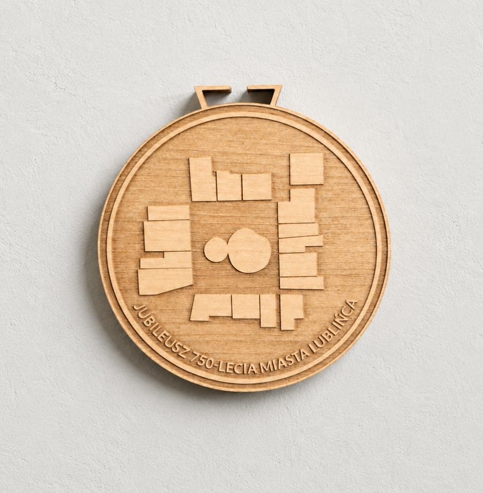 Drewniany medal z grawerem na jubileusz 750-lecia Lublińca