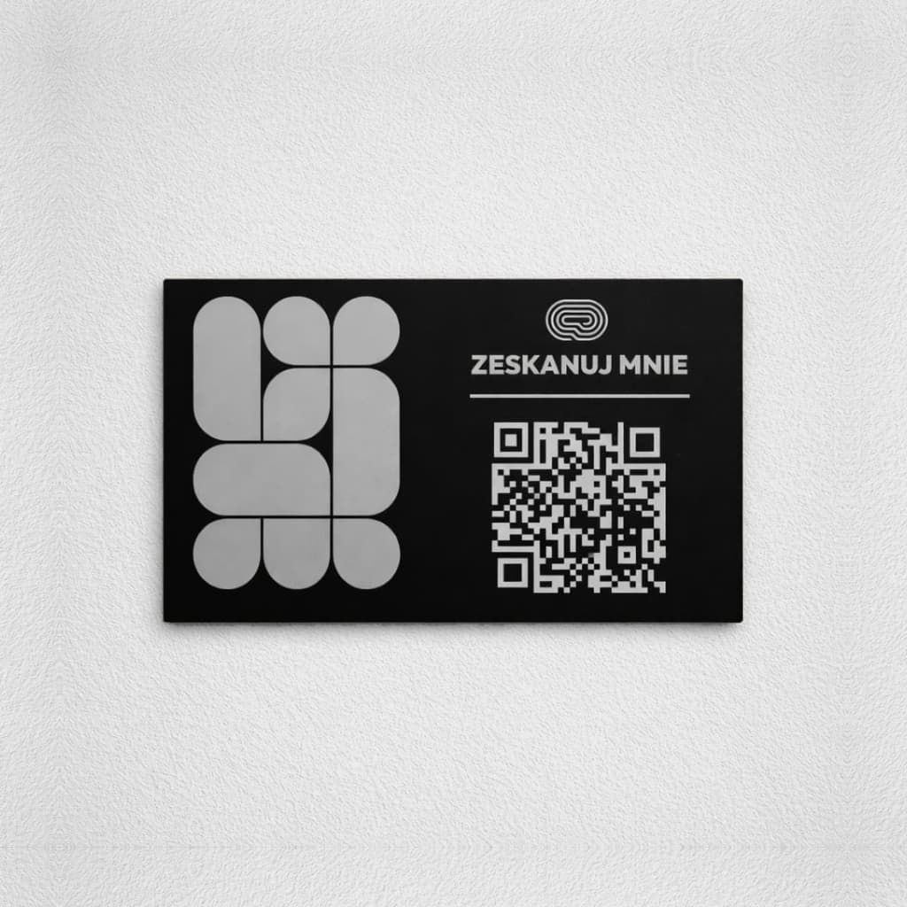 Czarna tabliczka z kodem QR i napisem „Zeskanuj mnie” ze srebrnym grawerem