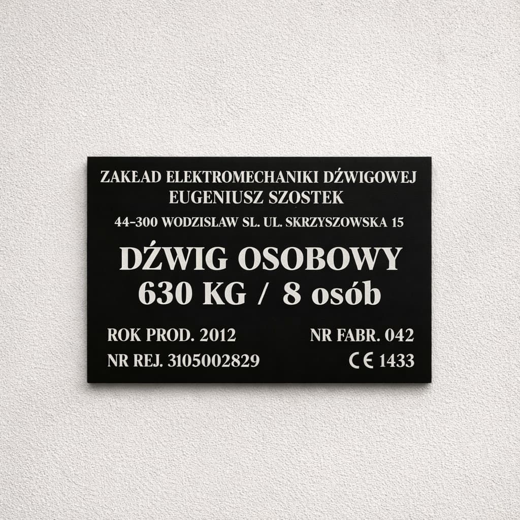 Samoprzylepna tabliczka znamionowa zamontowana na obudowie urządzenia