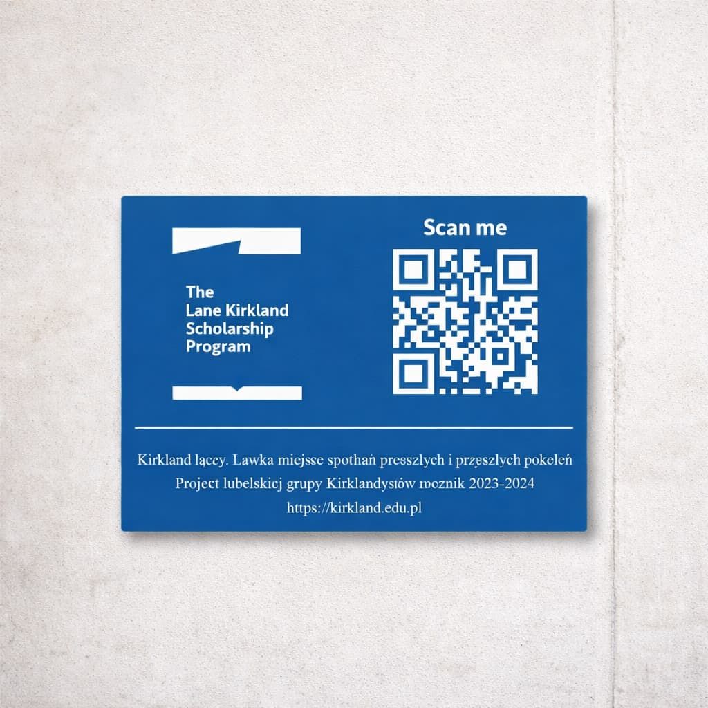 Niebieska tabliczka informacyjna z logo, kodem QR i tekstem