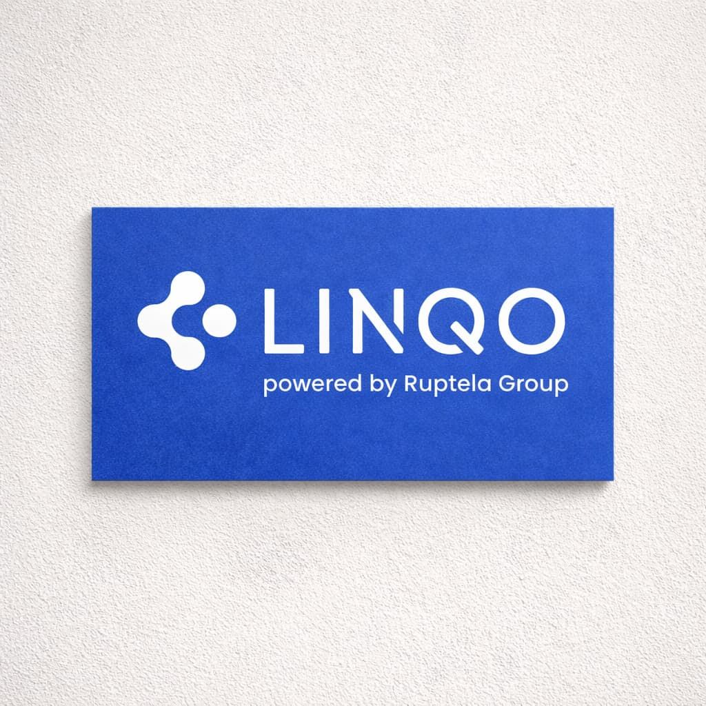 Zewnętrzna tabliczka z laminatu grawerskiego zamontowana na budynku