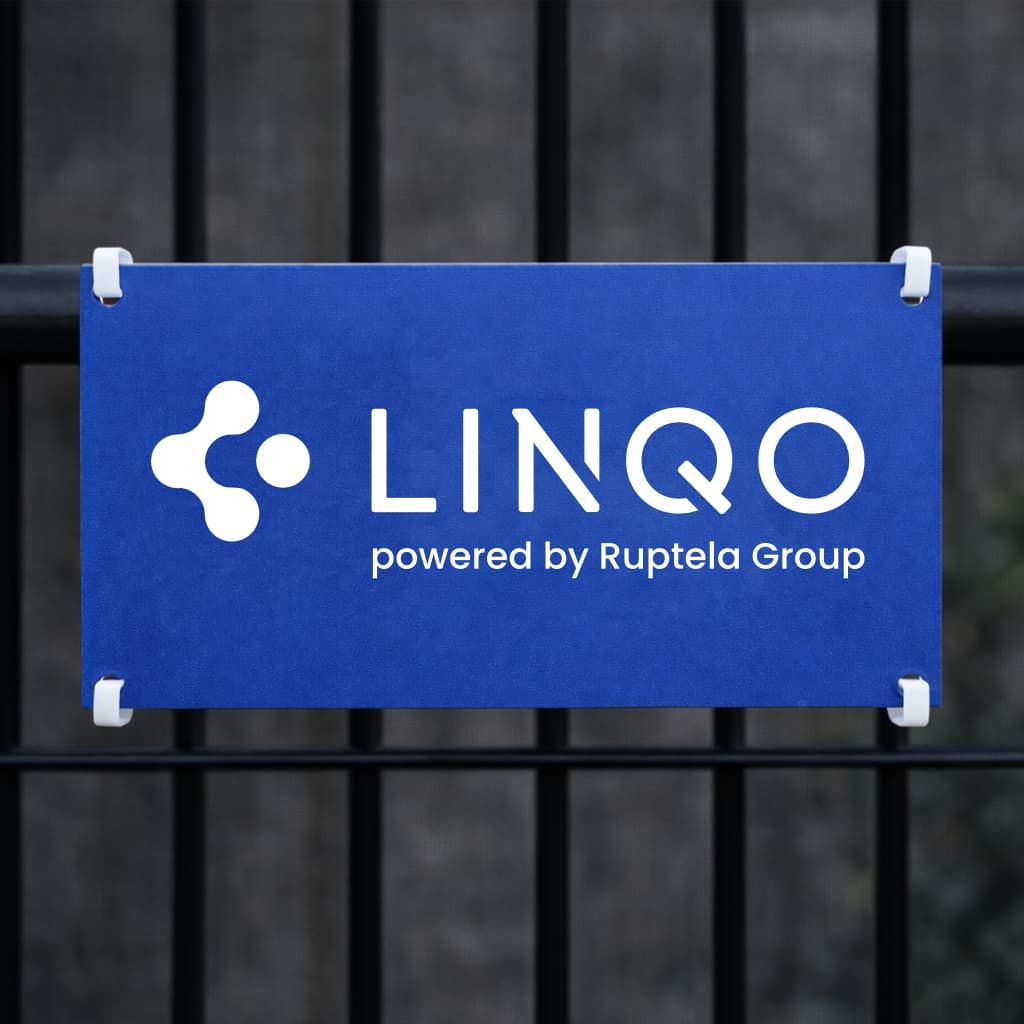 Montaż tabliczek informacyjnych na zewnątrz