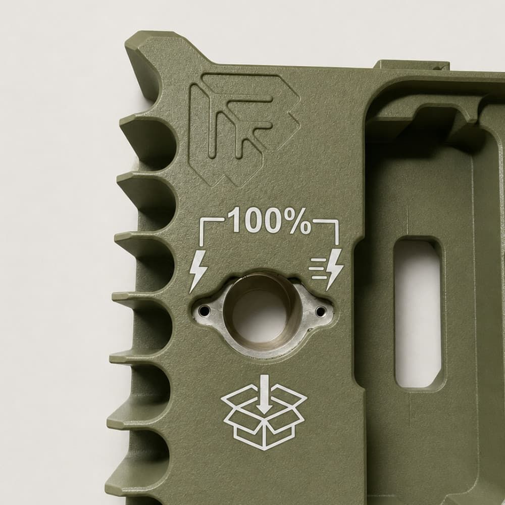 Malowany metalowy element techniczny z białymi oznaczeniami laserowymi i symbolami.