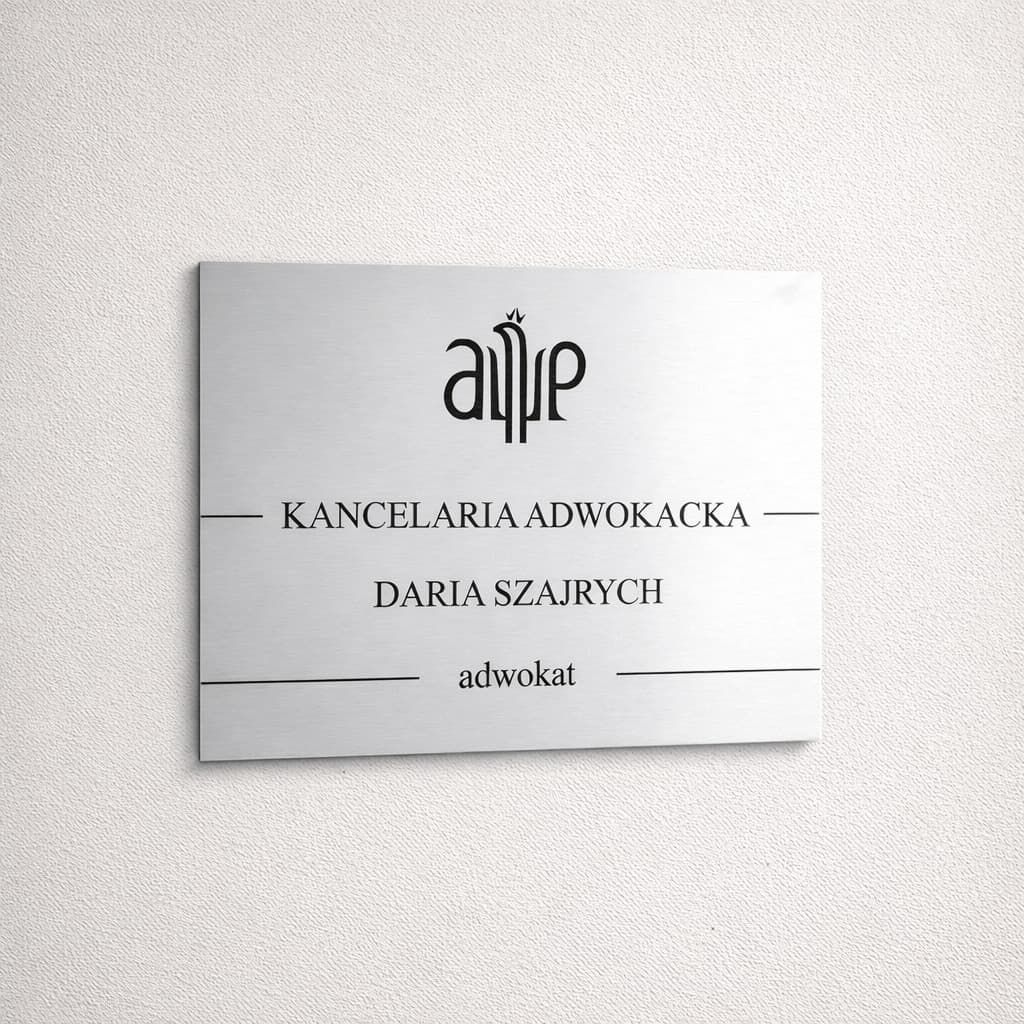 Tabliczka na drzwi z nazwą działu, numerem, logo i piktogramem