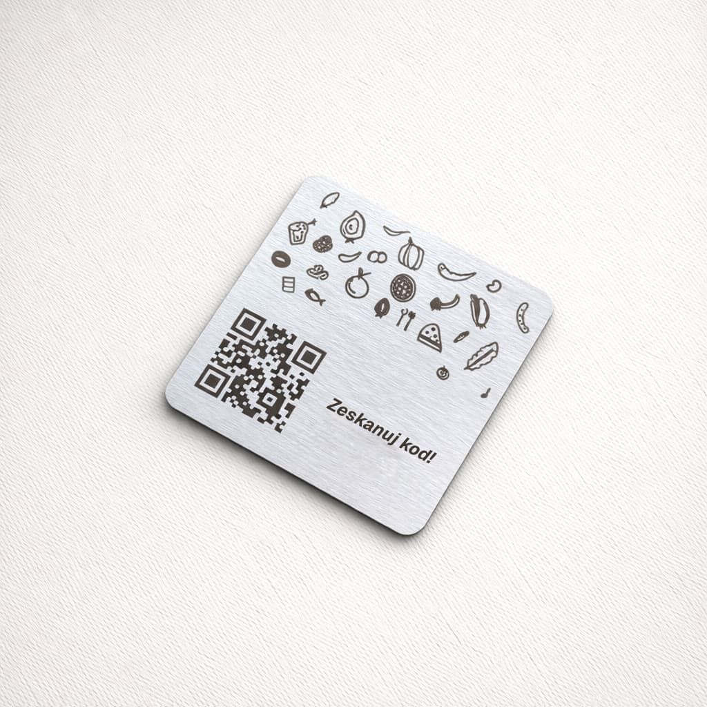 Grawerowana tabliczka z wyraźnym kodem QR wykonanym zamiast nadruku