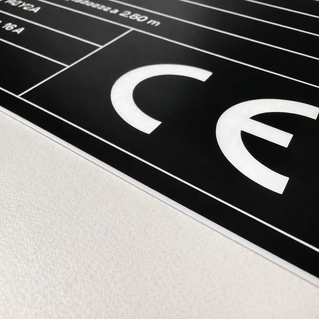 Tabliczki opisowe na maszynach, przewodach i panelach ułatwiające serwis