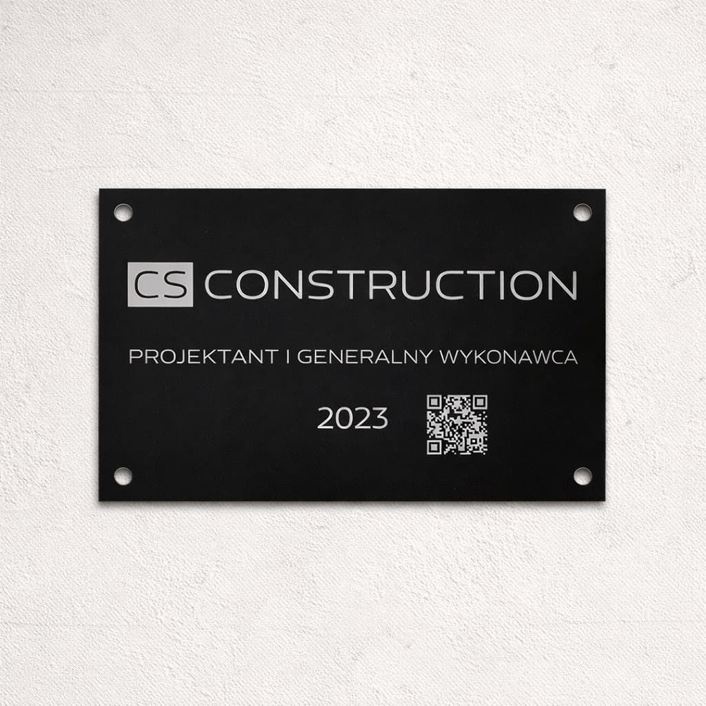 Tabliczka informacyjna przygotowana do montażu na elewacji, ogrodzeniu lub furtce