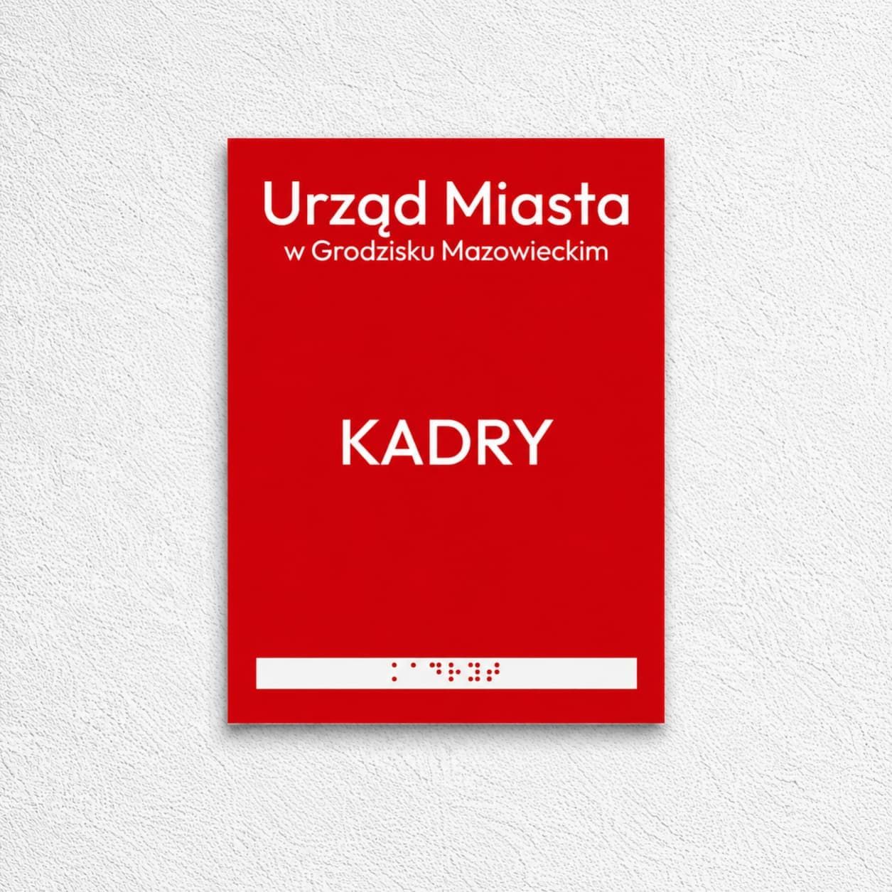 Czerwona tabliczka Braille działu kadr Urzędu Miasta w Grodzisku Mazowieckim