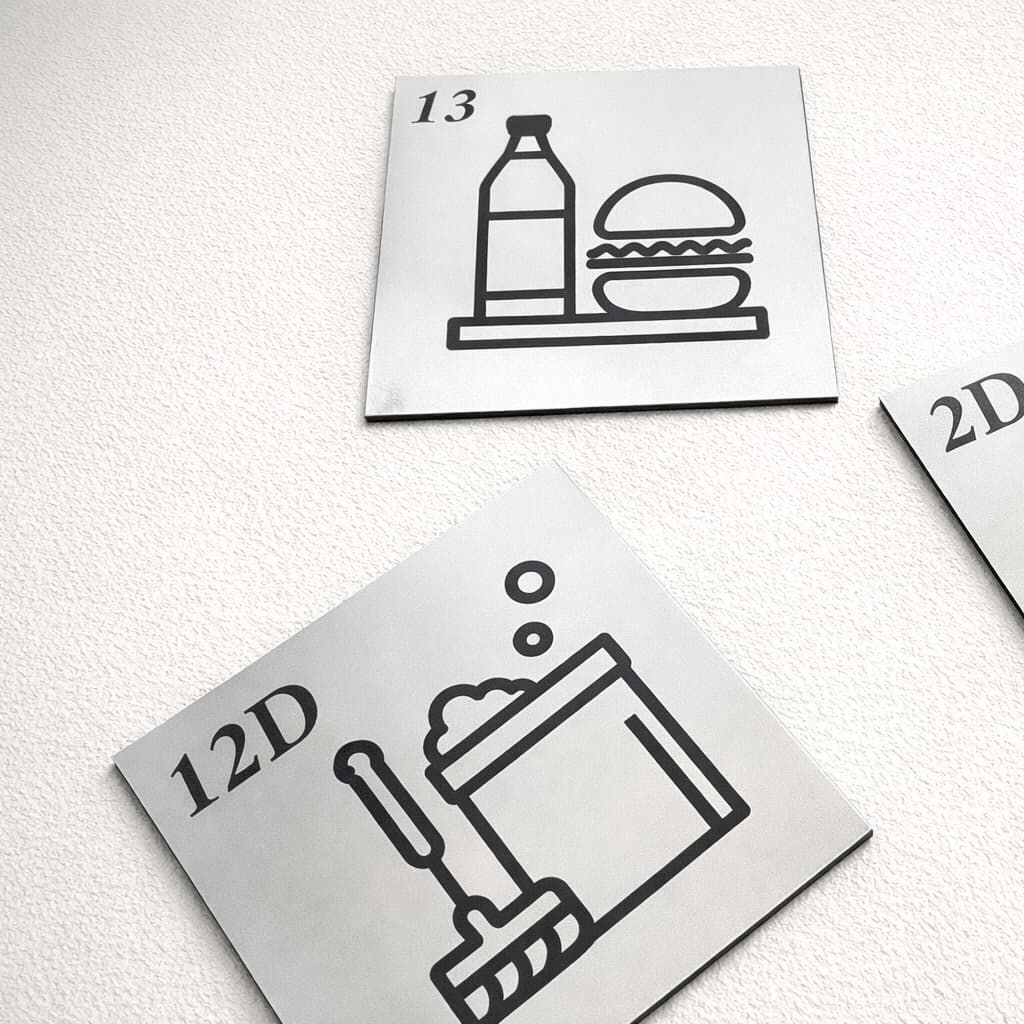 Tabliczki na drzwi do szkoły zamawiane z fakturą VAT i terminem płatności 14 dni