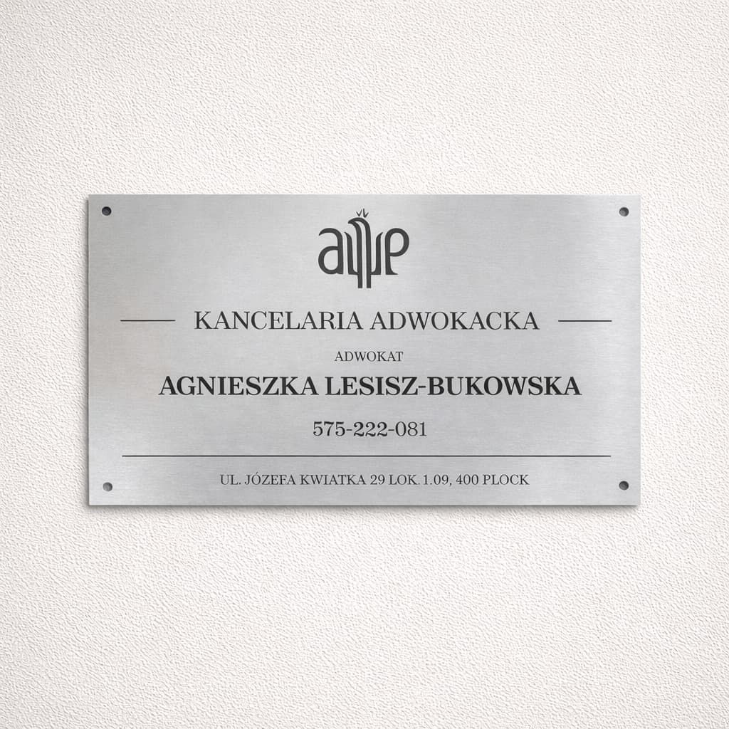 Tabliczka informacyjna z nazwą firmy, logo i godzinami otwarcia