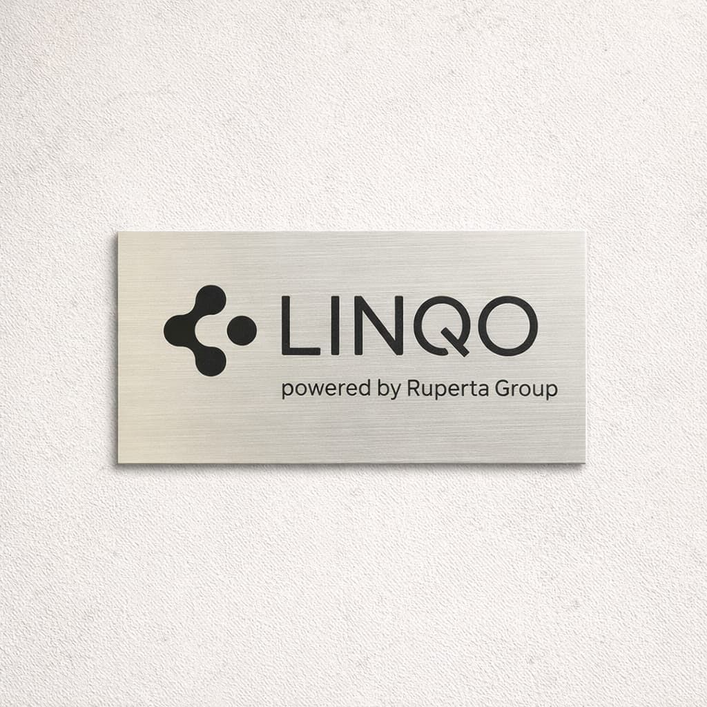 Tabliczka zewnętrzna z nazwą firmy, logo i godzinami otwarcia