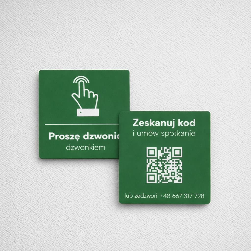 Zielone tabliczki z kodem QR do umówienia spotkania i z prośbą o dzwonienie dzwonkiem
