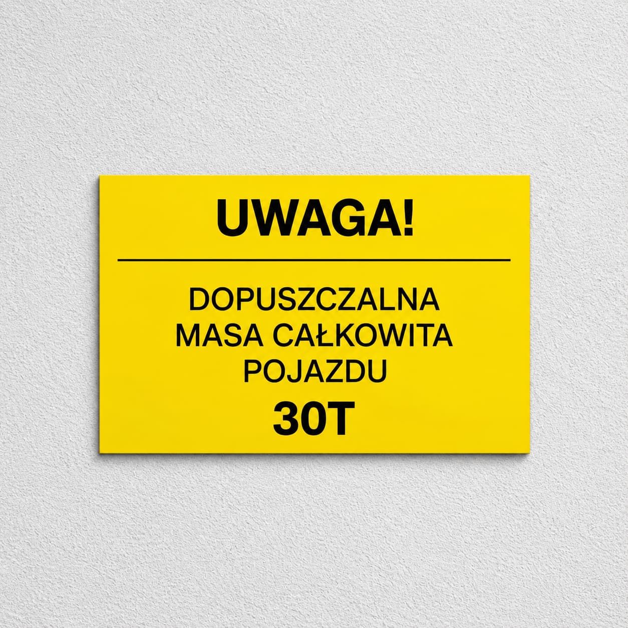 Żółta tabliczka opisowa grawerowana w laminacie, z ostrzeżeniem o dopuszczalnej masie pojazdu