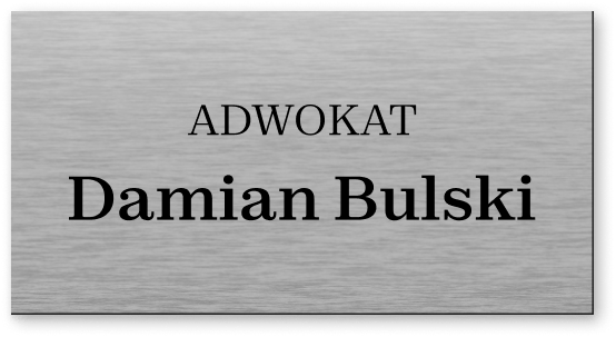 Srebrna tabliczka na drzwi kancelarii adwokackiej