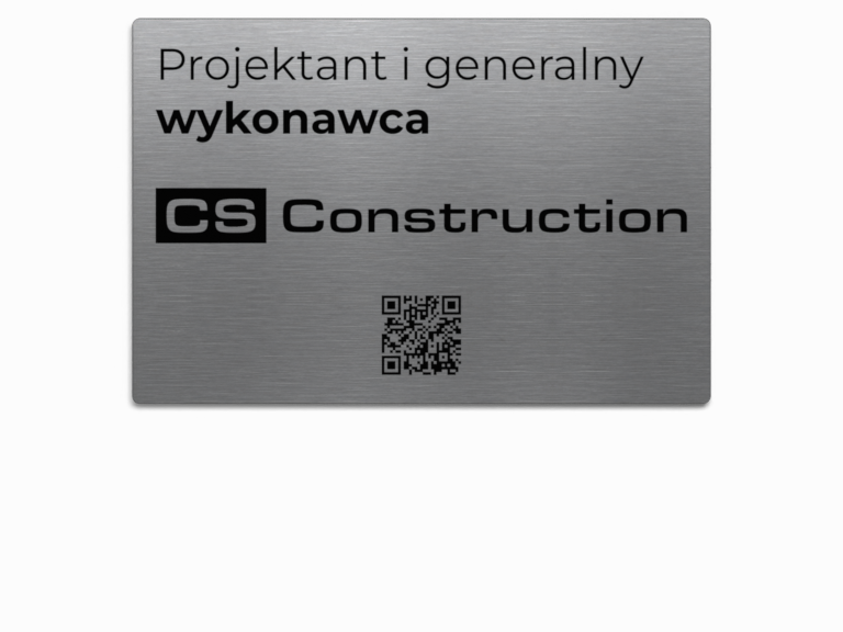 Srebrna tabliczka informacyjna CS Construction z czarnym grawerem i kodem QR