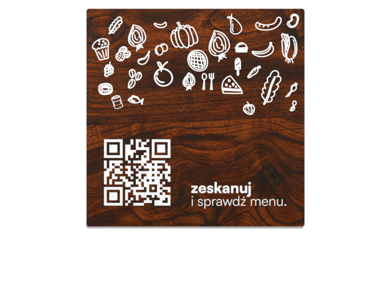 Kwadratowa tabliczka z kodem QR do menu restauracji, z fakturą ciemnego drewna i białym grawerem