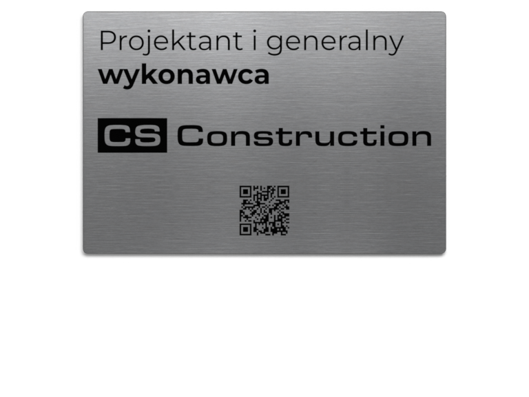 Srebrna tabliczka informacyjna CS Construction z czarnym grawerem i kodem QR