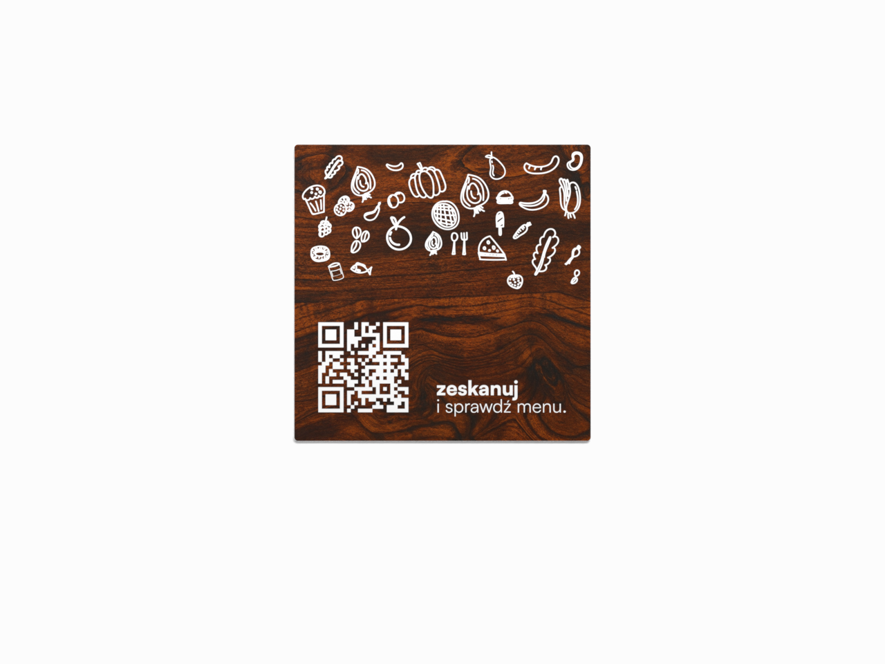 Kwadratowa tabliczka z kodem QR do menu restauracji, z fakturą ciemnego drewna i białym grawerem