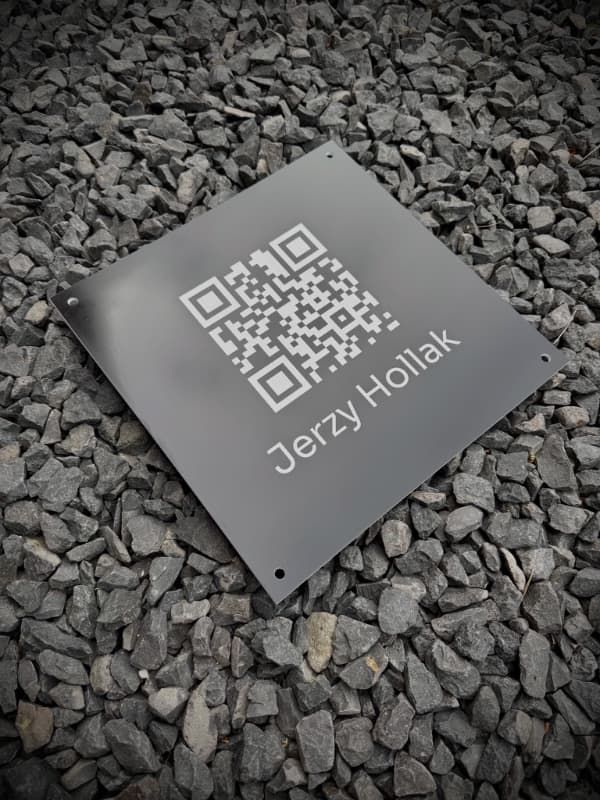 Tabliczka pamiątkowa grawerowana z laminatu grawerskiego na ławkę rocznica i dedykacja