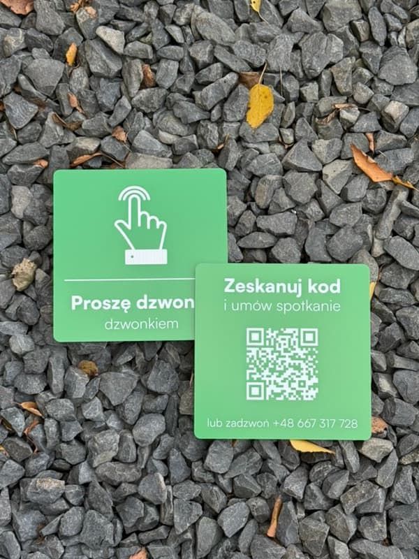 Tabliczka z kodem QR grawerowana zielona z prośbą o kontakt