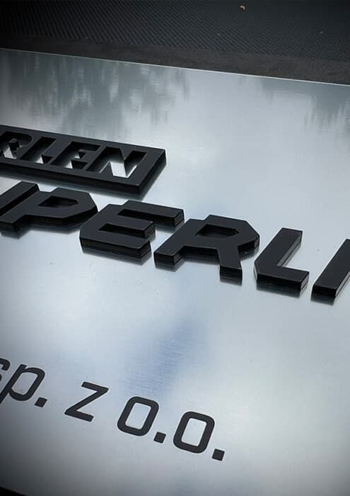 Tabliczka zewnętrzna tabliczka informacyjna grawerowana z oznaczeniem firmy na elewacji