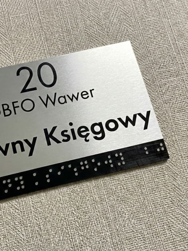 Tabliczka Braille z laminatu grawerskiego w kolorze Szczotkowane Aluminium