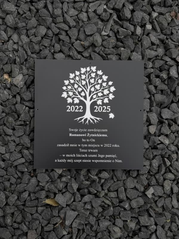 Tabliczka pamiątkowa grawerowana z laminatu grawerskiego na ławkę rocznica i dedykacja