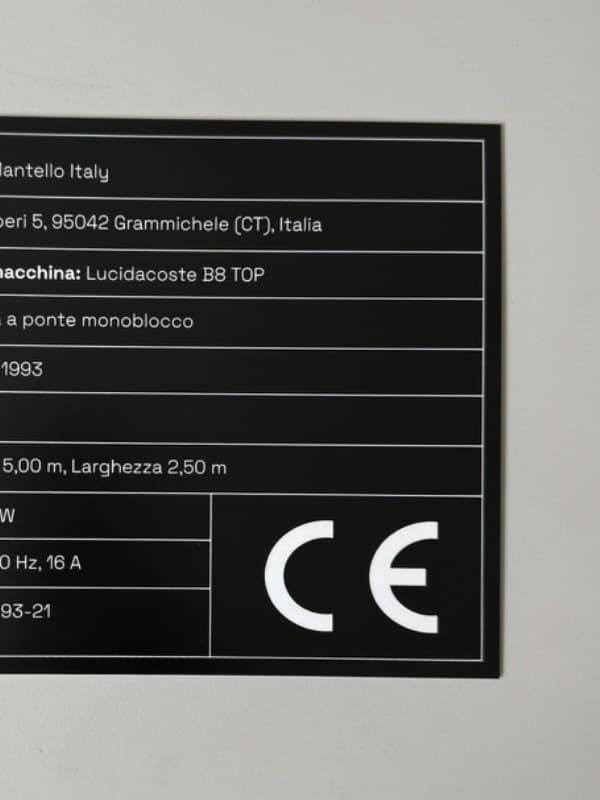 Tabliczka znamionowa do maszyny grawerowana z laminatu grawerskiego czarna biała oznaczenia CE