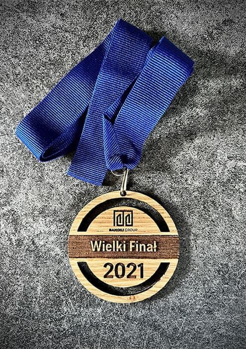 Medale drewniane okrągłe z niebieską taśmą na Wielki Finał 2021.