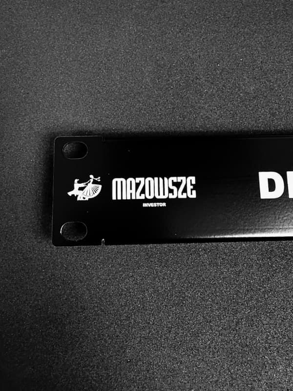 Grawerowanie laserowe na stali malowanej - metalowy element z logo Mazowsze