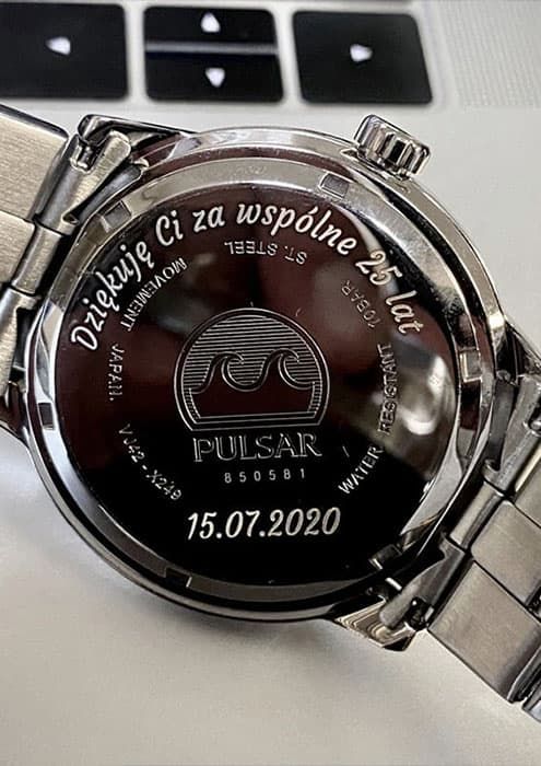 Stalowy dekiel zegarka Pulsar z grawerem „Dziękuję Ci za wspólne 25 lat” i datą