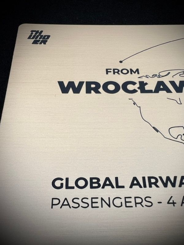 Tabliczka pamiątkowa grawerowana z laminatu grawerskiego na okazję podróży dedykacja