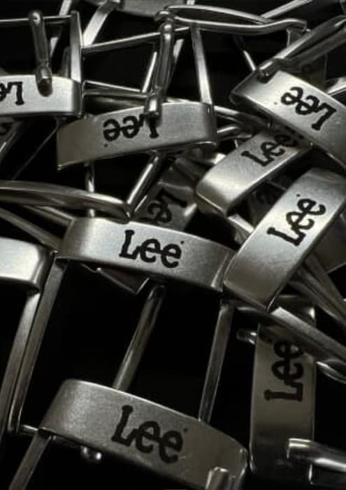 Precyzyjne grawerowanie laserowe dla firm na aluminiowych przywieszkach odzieżowych marki Lee.