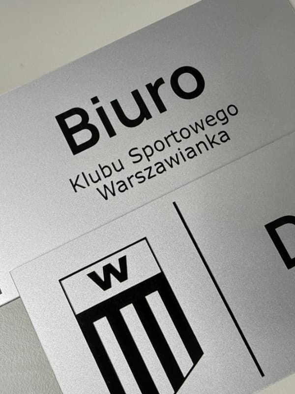 Tabliczka informacyjna na drzwi do biura grawerowana z laminatu grawerskiego czarny biały Biuro
