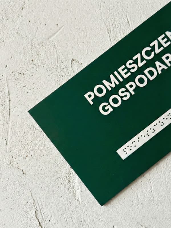 Tabliczka Braille grawerowana na laminacie grawerskim w kolorze Soczysty Zielony