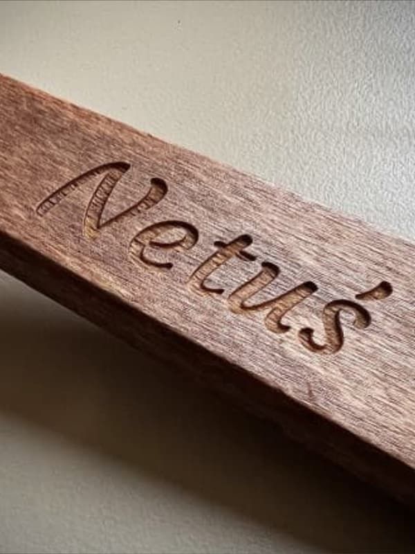 Grawerowanie laserowe na drewnie - drewniany element z grawerem Nettris