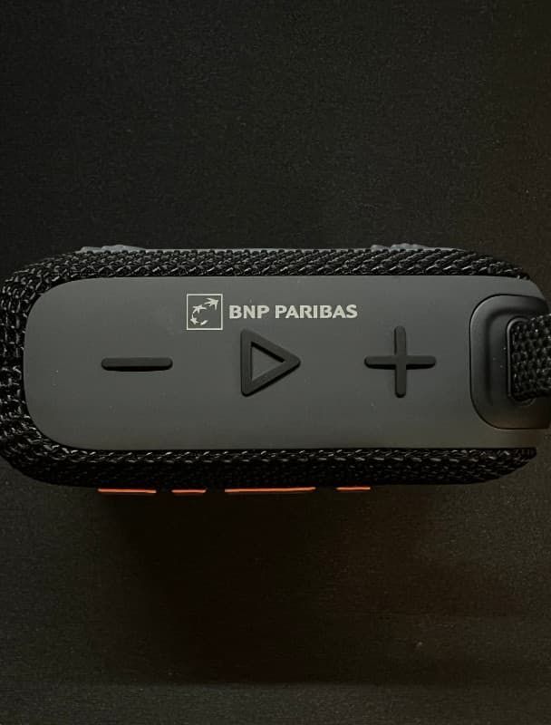 Głośnik JBL z grawerem laserowym na silikonowej obudowie