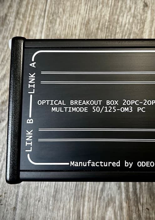 Grawerowanie laserowe dla firm – czarny panel czołowy urządzenia (Optical Breakout Box) z opisami gniazd.
