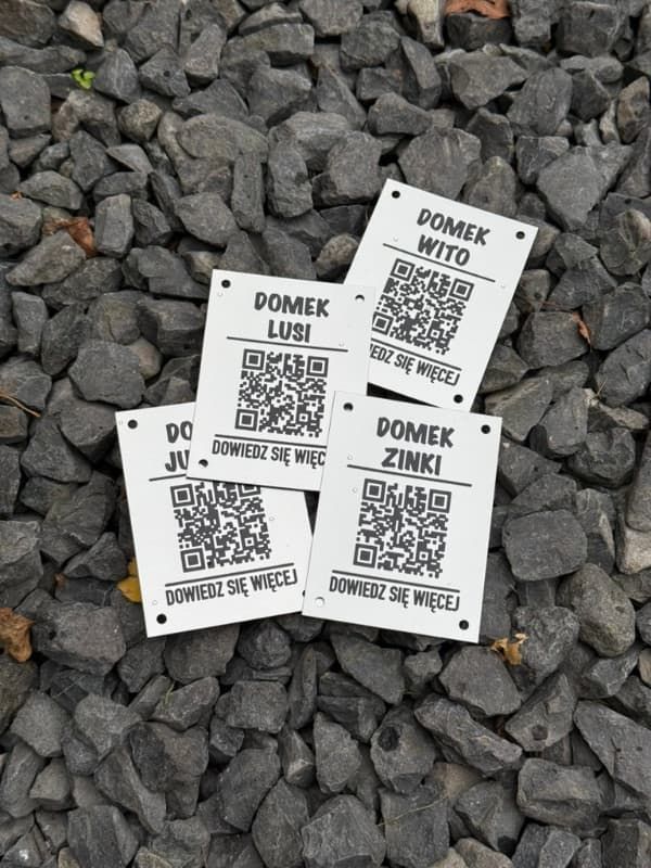 Tabliczka z kodem QR grawerowana zestaw małych tabliczek z numerami