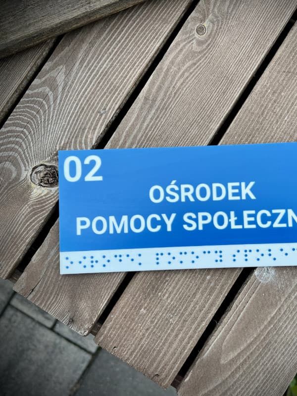 Tabliczka informacyjna Braille z laminatu grawerskiego w kolorze Szafirowy