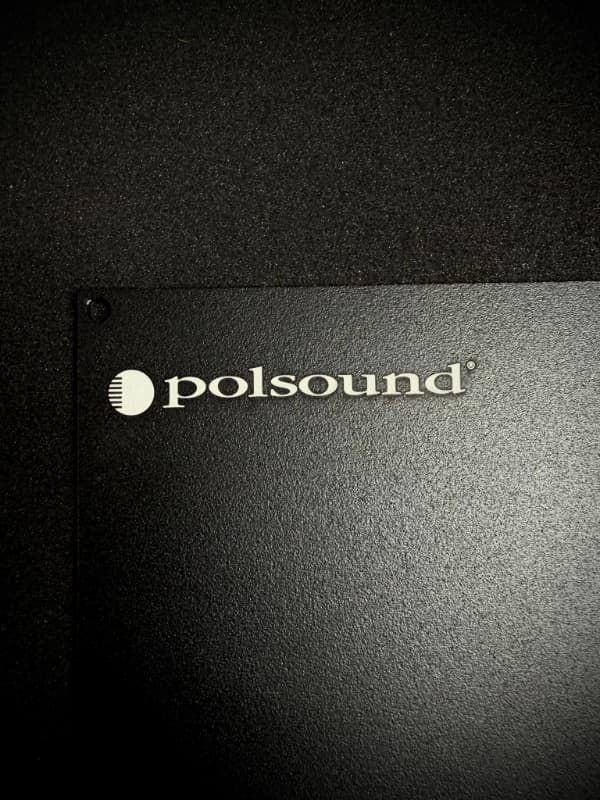 Grawerowanie laserowe na stali malowanej - metalowy element z logo polsound