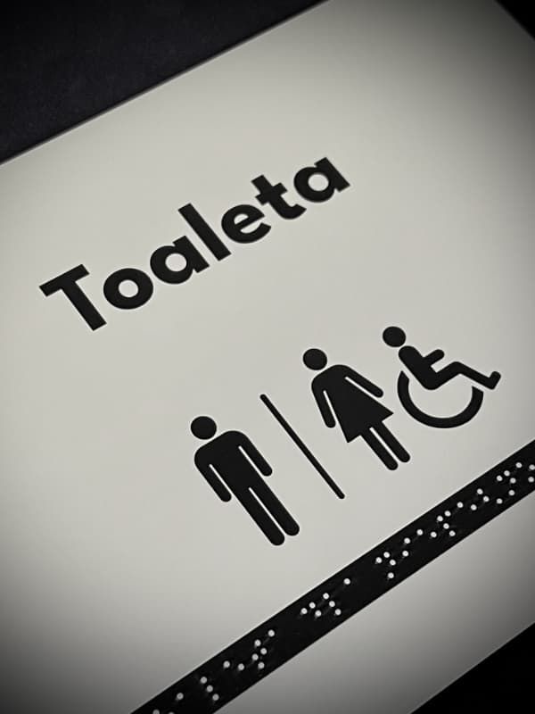 Tabliczka Braille grawerowana z laminatu grawerskiego w kolorze Gładki Srebrny