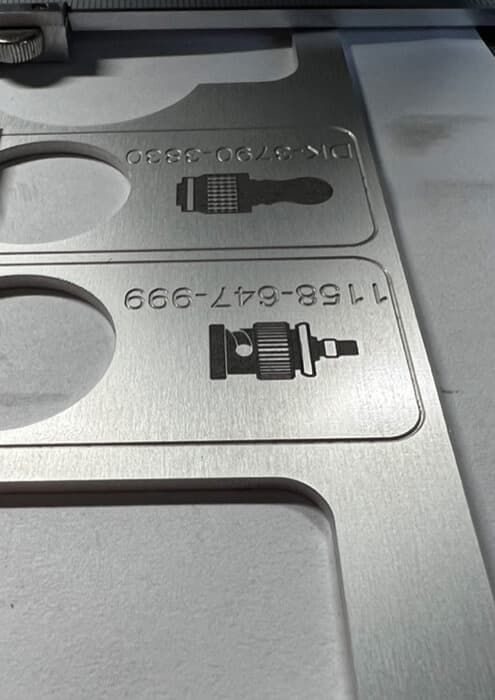 Grawerowanie laserowe dla firm – schematy techniczne i numeracja na dużych płytach aluminiowych.