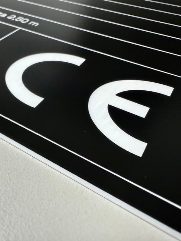 Tabliczka znamionowa grawerowana z laminatu grawerskiego detal oznaczenie CE tabliczka do szaf elektrycznych