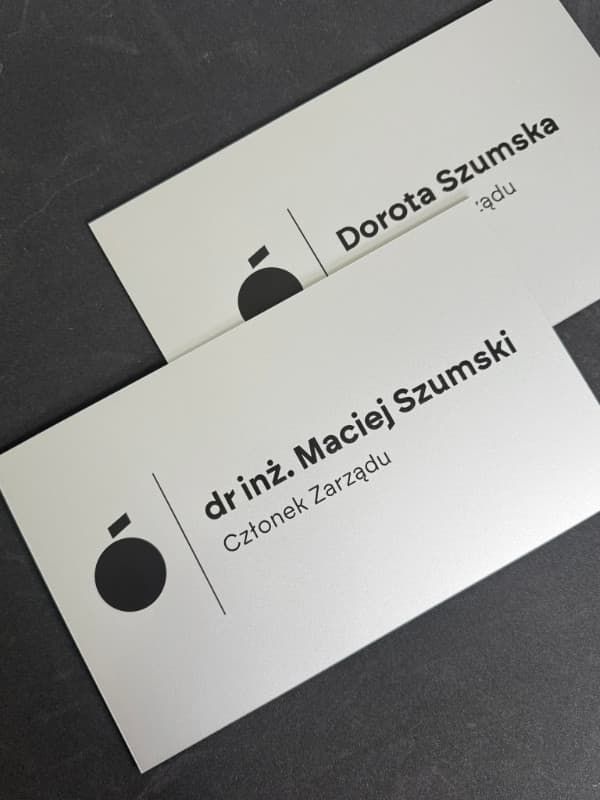 Tabliczka na drzwi z nazwiskiem grawerowana z laminatu grawerskiego