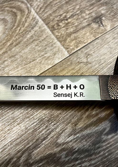 Grawerowanie prezentów na ostrzu noża z personalizowanym równaniem dla Marcina na 50 urodziny.