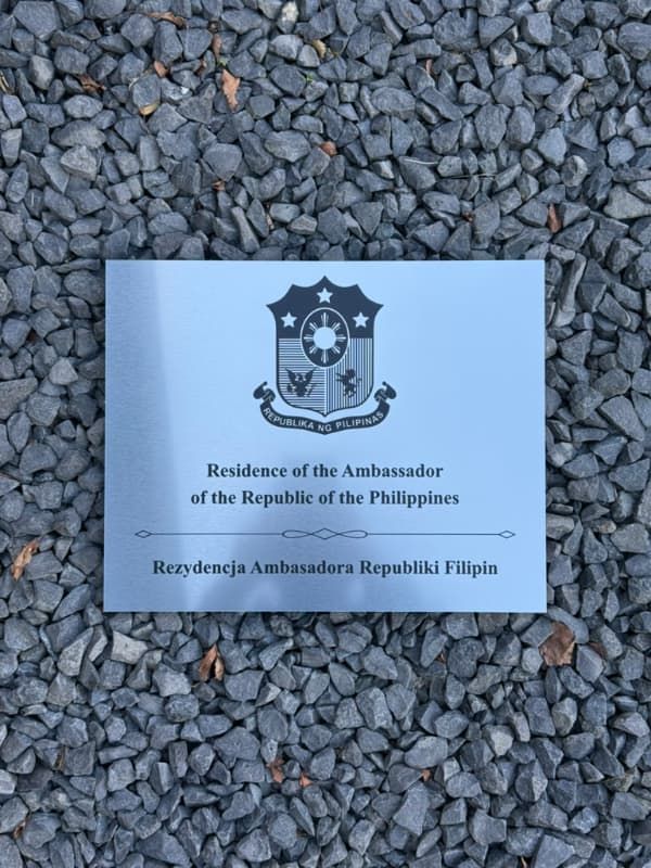 Tabliczka informacyjna na drzwi z herbem i opisem